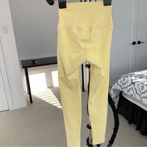 First Health Apparel Performance Leggings 28’ Colour Blonde Size 2